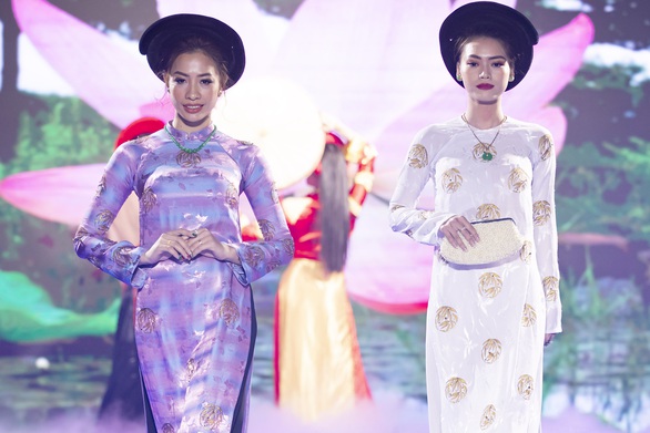Hoa hậu Áo dài Tuyết Nga tung loạt 5 MV ca nhạc kết hợp thời trang - Ảnh 5. Hoa hậu Áo dài Tuyết Nga tung loạt 5 MV ca nhạc kết hợp thời trang - Ảnh 5.