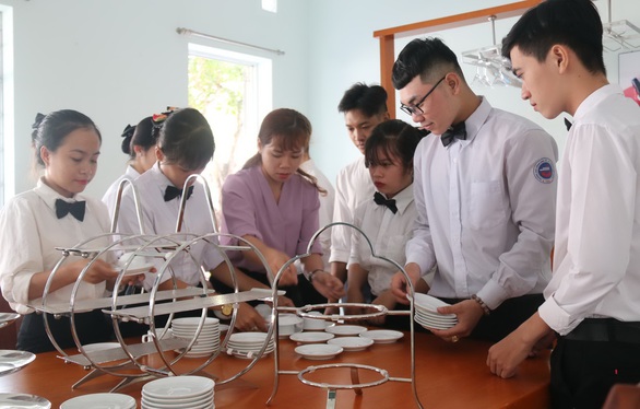 Bắt tay đào tạo, tự đào tạo để giải bài toán thiếu nhân lực - Ảnh 1. Bắt tay đào tạo, tự đào tạo để giải bài toán thiếu nhân lực - Ảnh 1.