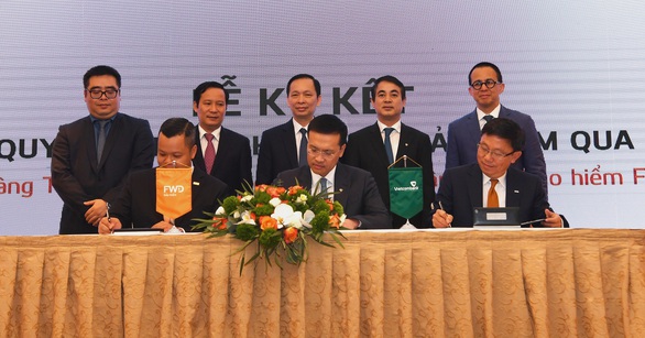 Vietcombank hợp tác với FWD độc quyền phân phối bảo hiểm qua ngân hàng - Ảnh 1. Vietcombank hợp tác với FWD độc quyền phân phối bảo hiểm qua ngân hàng - Ảnh 1.