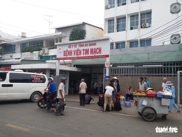 Bênh cậu, cháu 17 tuổi cầm dao đến bệnh viện đâm gục bảo vệ - Ảnh 2. Bênh cậu, cháu 17 tuổi cầm dao đến bệnh viện đâm gục bảo vệ - Ảnh 2.