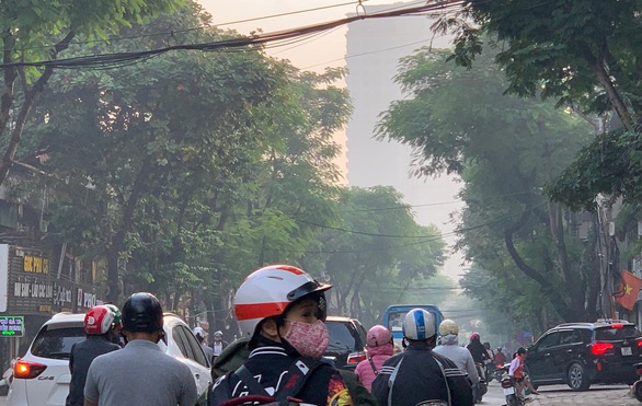 Hà Nội ô nhiễm chưa từng thấy, mọi người hạn chế ra đường - Ảnh 1. Hà Nội ô nhiễm chưa từng thấy, mọi người hạn chế ra đường - Ảnh 1.