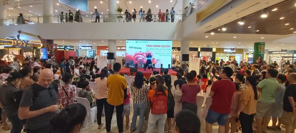 Sự kiện giới thiệu và dùng thử táo Hàn Quốc - Ảnh 1. Sự kiện giới thiệu và dùng thử táo Hàn Quốc - Ảnh 1.