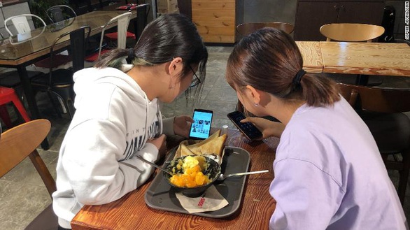 Giới trẻ dùng điện thoại 13 tiếng/ngày, Hàn Quốc mở trại cai nghiện - Ảnh 1. Giới trẻ dùng điện thoại 13 tiếng/ngày, Hàn Quốc mở trại cai nghiện - Ảnh 1.