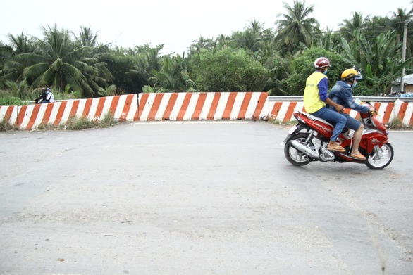Dân tự làm biển báo cảnh báo tai nạn ở đường dẫn cầu Cổ Chiên - Ảnh 3. Dân tự làm biển báo cảnh báo tai nạn ở đường dẫn cầu Cổ Chiên - Ảnh 3.