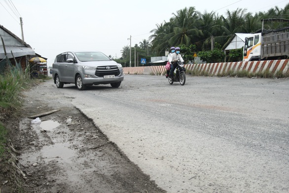 Dân tự làm biển báo cảnh báo tai nạn ở đường dẫn cầu Cổ Chiên - Ảnh 4. Dân tự làm biển báo cảnh báo tai nạn ở đường dẫn cầu Cổ Chiên - Ảnh 4.