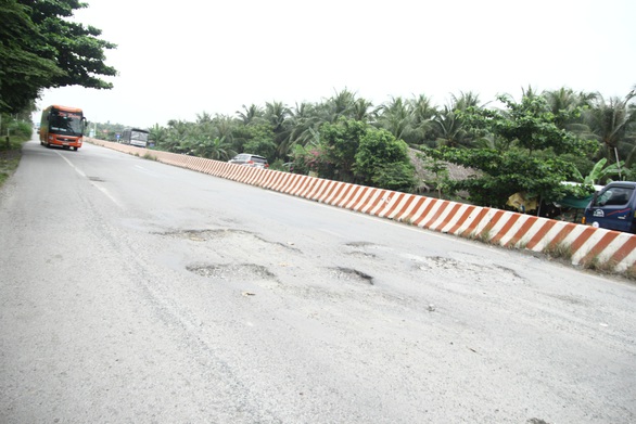 Dân tự làm biển báo cảnh báo tai nạn ở đường dẫn cầu Cổ Chiên - Ảnh 5. Dân tự làm biển báo cảnh báo tai nạn ở đường dẫn cầu Cổ Chiên - Ảnh 5.
