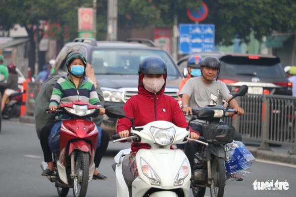 TP.HCM tù mù từ sáng đến trưa, ứng dụng môi trường cảnh báo nguy hại - Ảnh 5. TP.HCM tù mù từ sáng đến trưa, ứng dụng môi trường cảnh báo nguy hại - Ảnh 5.