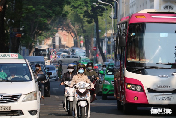 TP.HCM tù mù từ sáng đến trưa, ứng dụng môi trường cảnh báo nguy hại - Ảnh 7. TP.HCM tù mù từ sáng đến trưa, ứng dụng môi trường cảnh báo nguy hại - Ảnh 7.