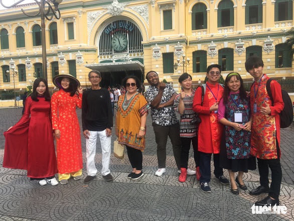 Đến TP.HCM, đại biểu SSEAYP mê cơm nhà với canh chua cá lóc, cua rang me - Ảnh 6. Đến TP.HCM, đại biểu SSEAYP mê cơm nhà với canh chua cá lóc, cua rang me - Ảnh 6.