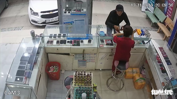 Chàng trai lịch sự đi xe hơi mua điện thoại rồi cướp 3 iPhone 7 plus - Ảnh 2. Chàng trai lịch sự đi xe hơi mua điện thoại rồi cướp 3 iPhone 7 plus - Ảnh 2.
