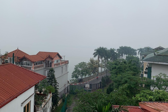 Mù sương phủ kín Hà Nội, không khí ô nhiễm ở ngưỡng nguy hại tới sức khỏe - Ảnh 1. Mù sương phủ kín Hà Nội, không khí ô nhiễm ở ngưỡng nguy hại tới sức khỏe - Ảnh 1.