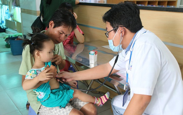 Mùa lạnh, phòng bệnh sốt xuất huyết, sởi, cúm, quai bị, thủy đậu... ra sao? - Ảnh 1. Mùa lạnh, phòng bệnh sốt xuất huyết, sởi, cúm, quai bị, thủy đậu... ra sao? - Ảnh 1.