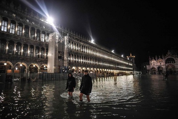 Venice đạt đỉnh triều trong 50 năm, người dân và du khách cùng khổ - Ảnh 2. Venice đạt đỉnh triều trong 50 năm, người dân và du khách cùng khổ - Ảnh 2.