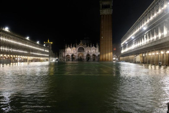 Venice đạt đỉnh triều trong 50 năm, người dân và du khách cùng khổ - Ảnh 1. Venice đạt đỉnh triều trong 50 năm, người dân và du khách cùng khổ - Ảnh 1.