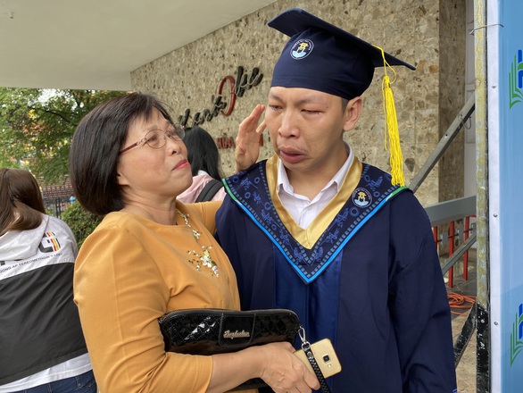 Nam sinh nước mắt nhạt nhòa ôm cô giáo cũ ngày tốt nghiệp - Ảnh 3. Nam sinh nước mắt nhạt nhòa ôm cô giáo cũ ngày tốt nghiệp - Ảnh 3.