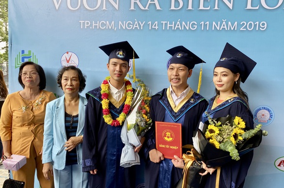 Nam sinh nước mắt nhạt nhòa ôm cô giáo cũ ngày tốt nghiệp - Ảnh 1. Nam sinh nước mắt nhạt nhòa ôm cô giáo cũ ngày tốt nghiệp - Ảnh 1.