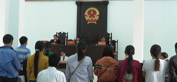 12 giáo viên kiện phòng giáo dục: hoãn tòa để bổ sung hồ sơ - Ảnh 1. 12 giáo viên kiện phòng giáo dục: hoãn tòa để bổ sung hồ sơ - Ảnh 1.
