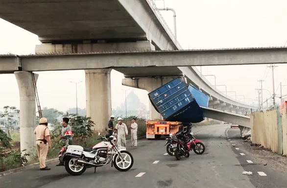 Công an vào cuộc vụ sập dầm cầu vượt đi bộ Suối Tiên - Ảnh 2. Công an vào cuộc vụ sập dầm cầu vượt đi bộ Suối Tiên - Ảnh 2.