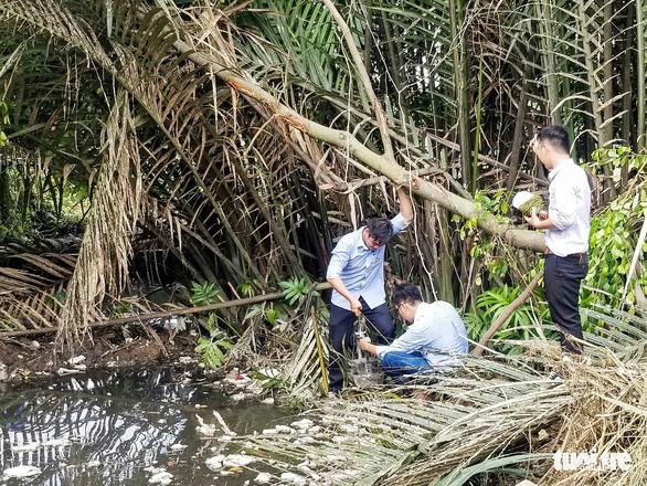 Vụ đổ trộm chất thải ở quận 12: Lấy mẫu điều tra - Ảnh 3. Vụ đổ trộm chất thải ở quận 12: Lấy mẫu điều tra - Ảnh 3.