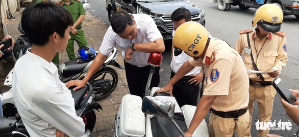 Tạm giữ ôtô ‘An ninh miền Bắc’ gắn đèn ưu tiên vì vi phạm luật giao thông - Ảnh 4. Tạm giữ ôtô ‘An ninh miền Bắc’ gắn đèn ưu tiên vì vi phạm luật giao thông - Ảnh 4.
