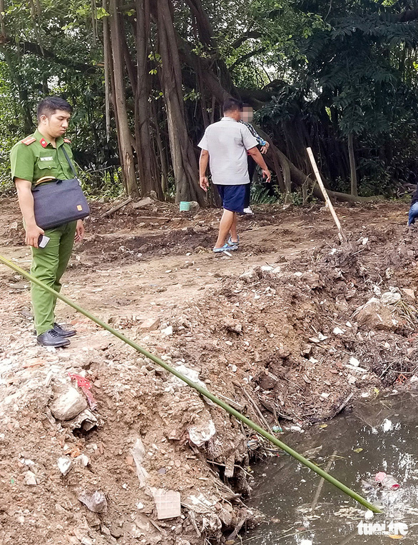 Vụ đổ trộm chất thải ở quận 12: Lấy mẫu điều tra - Ảnh 2. Vụ đổ trộm chất thải ở quận 12: Lấy mẫu điều tra - Ảnh 2.
