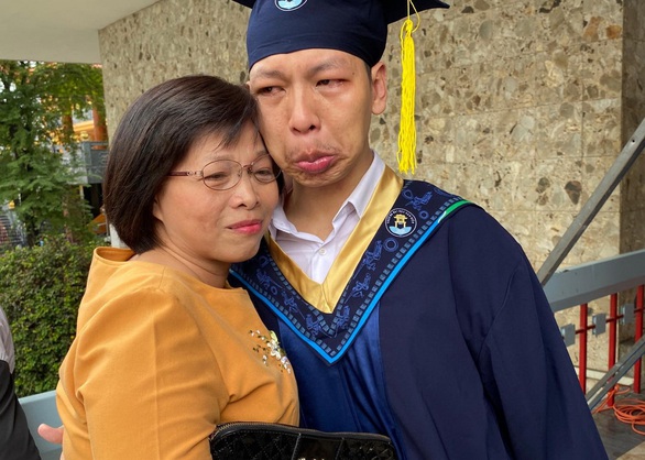 Nam sinh nước mắt nhạt nhòa ôm cô giáo cũ ngày tốt nghiệp - Ảnh 2. Nam sinh nước mắt nhạt nhòa ôm cô giáo cũ ngày tốt nghiệp - Ảnh 2.