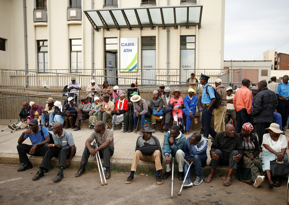 Zimbabwe cho xài lại nội tệ nhưng chả giải quyết được gì - Ảnh 2. Zimbabwe cho xài lại nội tệ nhưng chả giải quyết được gì - Ảnh 2.