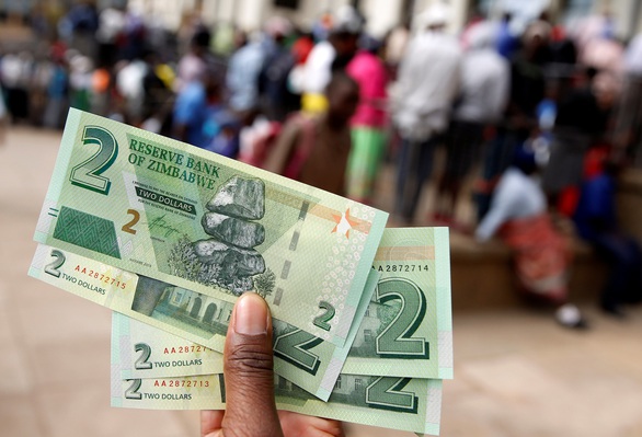 Zimbabwe cho xài lại nội tệ nhưng chả giải quyết được gì - Ảnh 1. Zimbabwe cho xài lại nội tệ nhưng chả giải quyết được gì - Ảnh 1.
