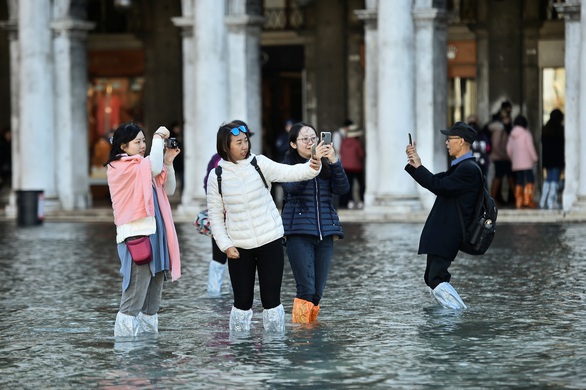 Venice ban bố tình trạng khẩn cấp vì lụt thiệt hại hàng triệu USD - Ảnh 4. Venice ban bố tình trạng khẩn cấp vì lụt thiệt hại hàng triệu USD - Ảnh 4.
