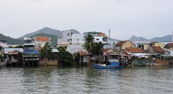 Dân thoát nạn sống treo suốt 15 năm ở cồn Nhất Trí bên biển Nha Trang - Ảnh 2. Dân thoát nạn sống treo suốt 15 năm ở cồn Nhất Trí bên biển Nha Trang - Ảnh 2.