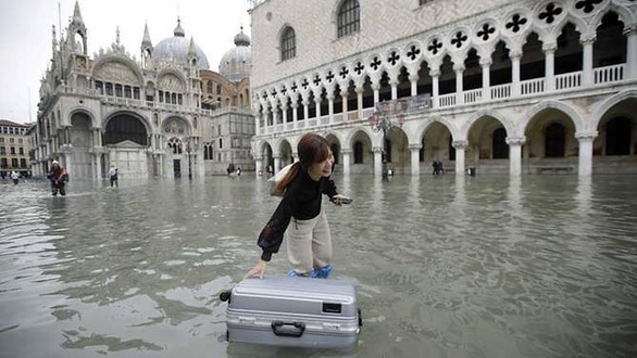 Venice ban bố tình trạng khẩn cấp vì lụt thiệt hại hàng triệu USD - Ảnh 3. Venice ban bố tình trạng khẩn cấp vì lụt thiệt hại hàng triệu USD - Ảnh 3.