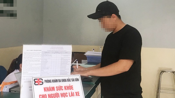 Khám sức khỏe thi bằng lái ôtô: dễ ợt! - Ảnh 2. Khám sức khỏe thi bằng lái ôtô: dễ ợt! - Ảnh 2.