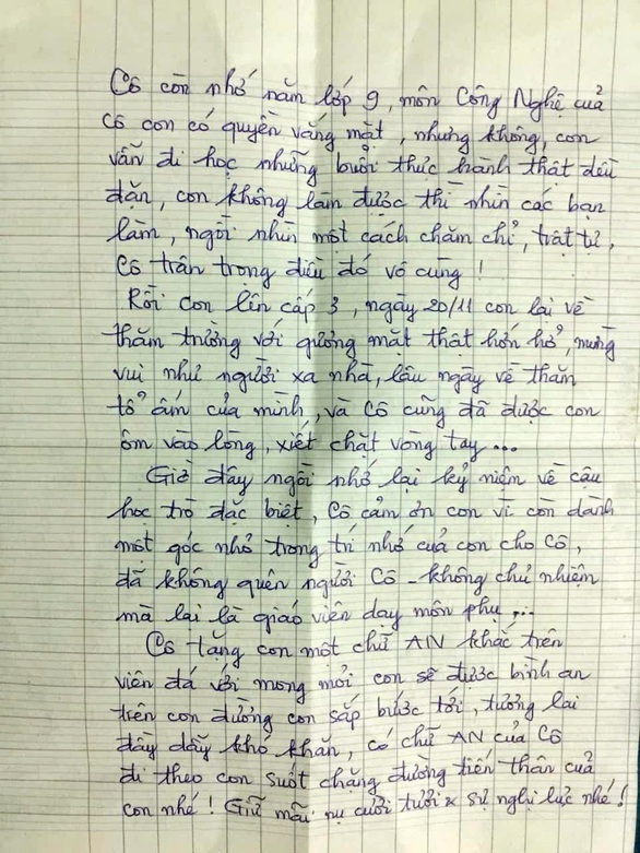 Nam sinh nước mắt nhạt nhòa ôm cô giáo cũ ngày tốt nghiệp - Ảnh 5. Nam sinh nước mắt nhạt nhòa ôm cô giáo cũ ngày tốt nghiệp - Ảnh 5.