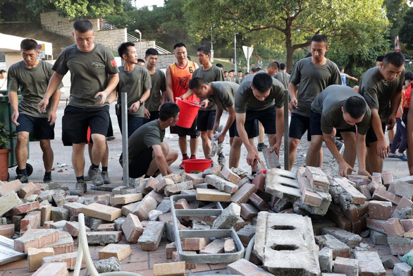 Binh sĩ Trung Quốc mặc áo thun dọn dẹp đường sá Hong Kong - Ảnh 1. Binh sĩ Trung Quốc mặc áo thun dọn dẹp đường sá Hong Kong - Ảnh 1.