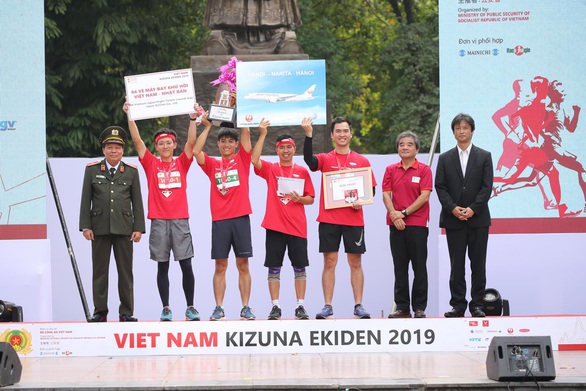 Giải chạy Kizuna Ekiden 2019: Ngày hội thể thao gắn kết tình hữu nghị - Ảnh 9. Giải chạy Kizuna Ekiden 2019: Ngày hội thể thao gắn kết tình hữu nghị - Ảnh 9.
