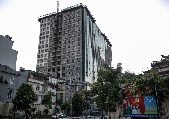 Hà Nội báo cáo Thủ tướng đã cắt ngọn xong tòa nhà 8B Lê Trực - Ảnh 2.