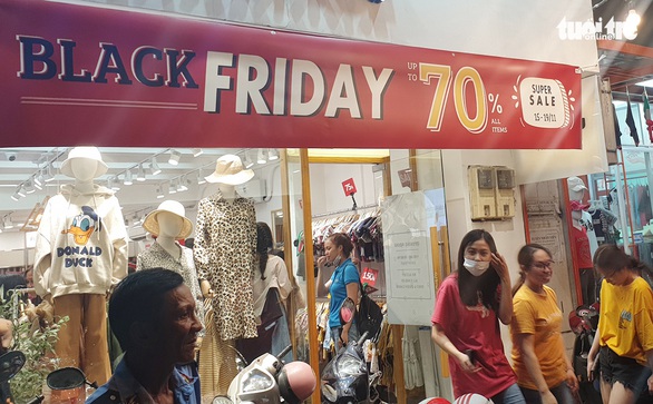 Khuyến mãi Black Friday sớm, nhiều nơi tạm dừng bán online - Ảnh 1. Khuyến mãi Black Friday sớm, nhiều nơi tạm dừng bán online - Ảnh 1.