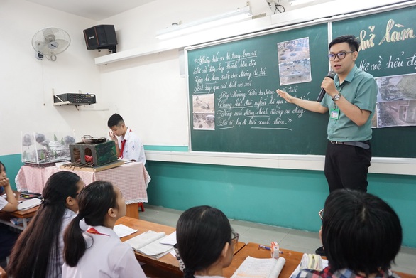 Thầy giáo dạy văn lên đồng vừa dạy, vừa diễn hài, hát, vẽ - Ảnh 1. Thầy giáo dạy văn lên đồng vừa dạy, vừa diễn hài, hát, vẽ - Ảnh 1.