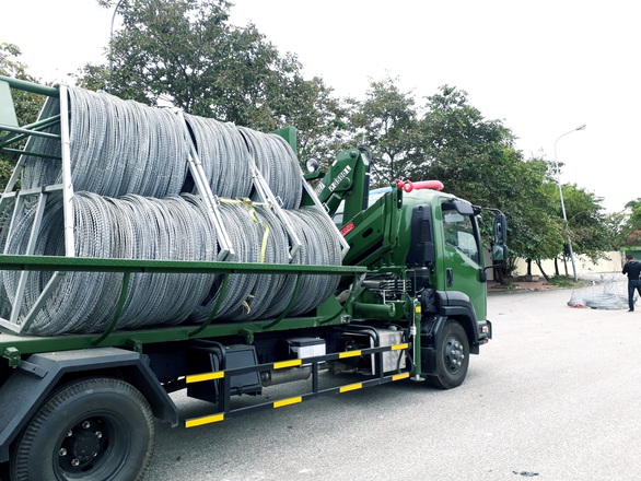 Dựng rào thép gai quanh Mỹ Đình để bảo vệ trận Việt Nam- Thái Lan - Ảnh 2. Dựng rào thép gai quanh Mỹ Đình để bảo vệ trận Việt Nam- Thái Lan - Ảnh 2.