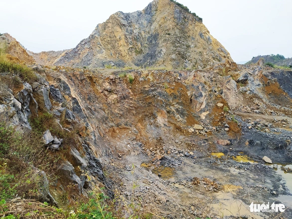Bị đá văng trúng khi khai thác mỏ âm, 1 người chết, 1 người bị thương - Ảnh 1. Bị đá văng trúng khi khai thác mỏ âm, 1 người chết, 1 người bị thương - Ảnh 1.