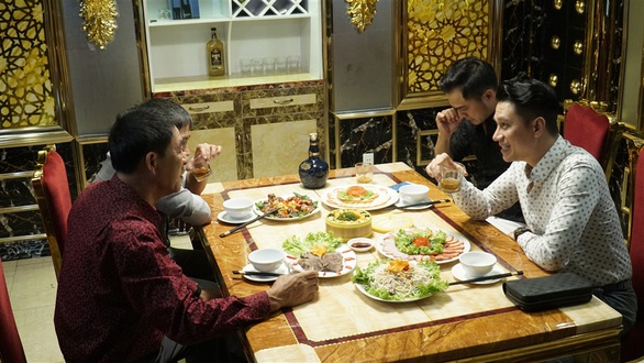 Từ bao tải tiền giấu trong bồn nước phim Sinh tử, nghĩ đến hàng triệu đôla cất ngoài bancông - Ảnh 2. Từ bao tải tiền giấu trong bồn nước phim Sinh tử, nghĩ đến hàng triệu đôla cất ngoài bancông - Ảnh 2.