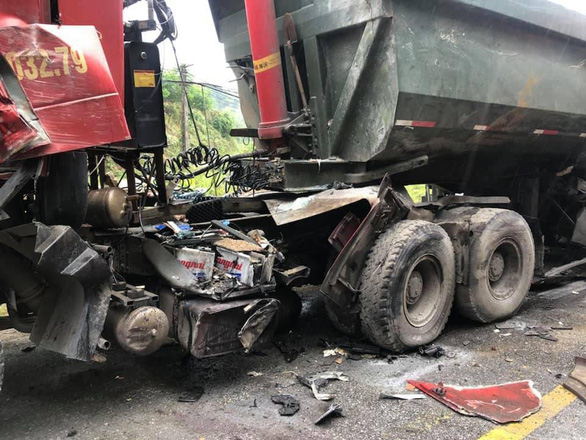 Xe khách nát đầu sau cú tông của xe ben, 6 người bị thương - Ảnh 2. Xe khách nát đầu sau cú tông của xe ben, 6 người bị thương - Ảnh 2.