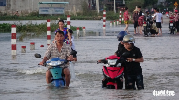 26 trường ngập nặng sau bão, hơn 14.000 học sinh Bình Định chưa thể tới trường - Ảnh 3. 26 trường ngập nặng sau bão, hơn 14.000 học sinh Bình Định chưa thể tới trường - Ảnh 3.