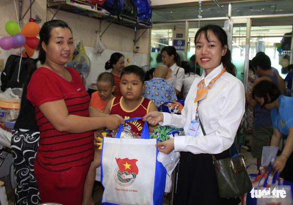 Đại biểu Hội Liên hiệp thanh niên TP.HCM vui chơi cùng bệnh nhi ung thư - Ảnh 1. Đại biểu Hội Liên hiệp thanh niên TP.HCM vui chơi cùng bệnh nhi ung thư - Ảnh 1.