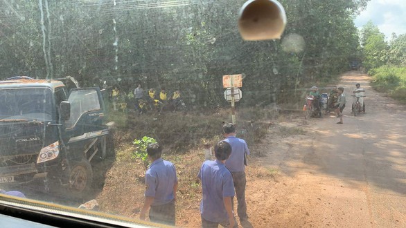 Tàu lửa húc văng xe ben chở cát xong cũng thương tích nặng - Ảnh 1. Tàu lửa húc văng xe ben chở cát xong cũng thương tích nặng - Ảnh 1.