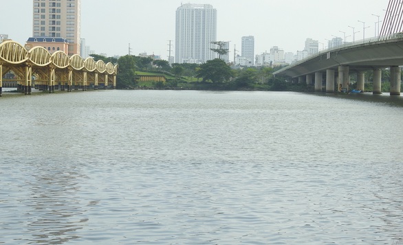 Nước đen ngòm xả ra sông Hàn Đà Nẵng là nước thải, bị ô nhiễm - Ảnh 2. Nước đen ngòm xả ra sông Hàn Đà Nẵng là nước thải, bị ô nhiễm - Ảnh 2.