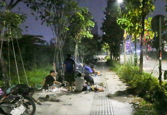 BBQ đêm vỉa hè ở khu đô thị Thủ Thiêm - Ảnh 4. BBQ đêm vỉa hè ở khu đô thị Thủ Thiêm - Ảnh 4.