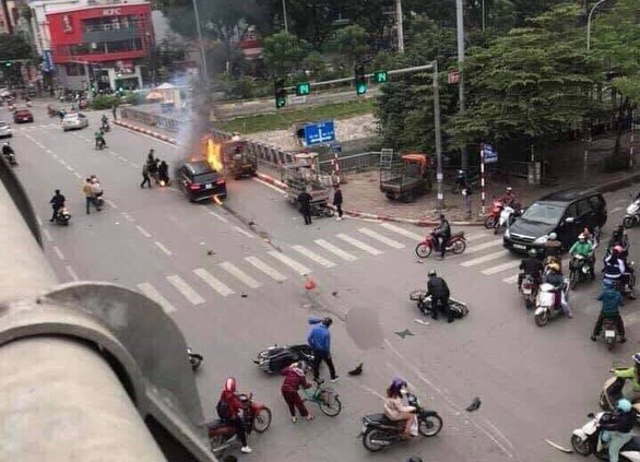 Ôtô bốc cháy dữ dội sau khi đâm nhiều xe máy, xe đạp, 1 người chết - Ảnh 2. Ôtô bốc cháy dữ dội sau khi đâm nhiều xe máy, xe đạp, 1 người chết - Ảnh 2.