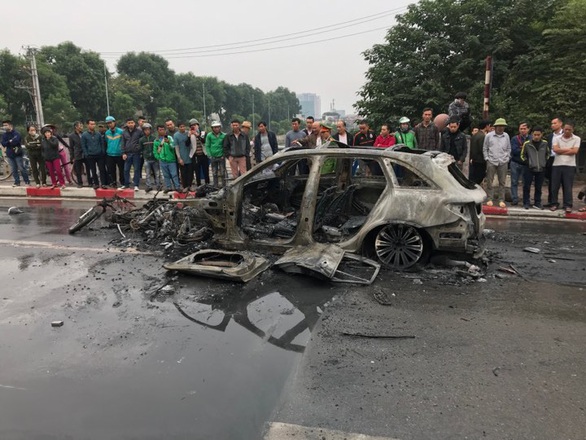 Ôtô bốc cháy dữ dội sau khi đâm nhiều xe máy, xe đạp, 1 người chết - Ảnh 4. Ôtô bốc cháy dữ dội sau khi đâm nhiều xe máy, xe đạp, 1 người chết - Ảnh 4.
