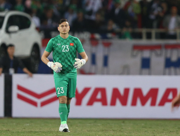 Văn Lâm bị ném đá, CĐV Thái Lan của Muangthong United ra tay bảo vệ - Ảnh 2. Văn Lâm bị ném đá, CĐV Thái Lan của Muangthong United ra tay bảo vệ - Ảnh 2.